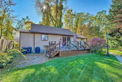 Image de Bolton Landing Cottage w \/ Deck - Marchez jusqu'Ă la plage!