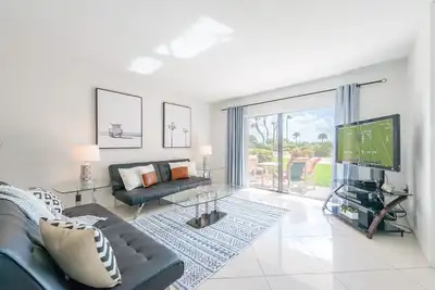 Image de Front de mer et Reno moderne! Au niveau du sol et sur le ⛱!
