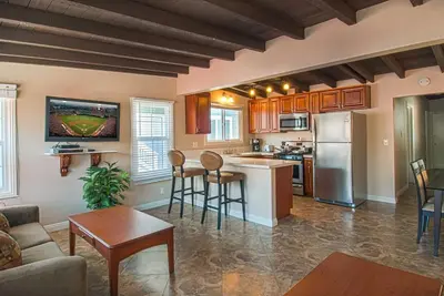 Image de Unité inférieure super mignonne et magnifiquement rénovée à seulement une maison du plaisir de la plage