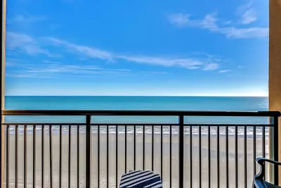 Image de Luxury Oceanfront Studio w grand balcon en bord de mer - par Luxury Beach Rentals