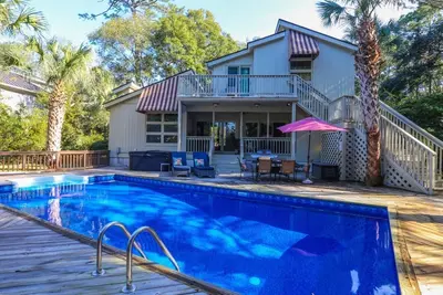 Image de Piscine privée, bain à remous, 5 min à pied de la plage! Équipement de plage de maison rénovée isolée sur un terrain de golf!