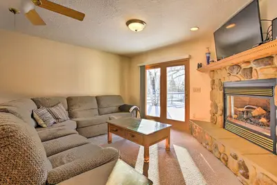 Image de Cozy Riverfront Home w / Fire Pit Ă Houghton Lake!