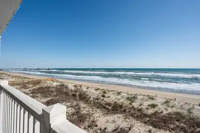 Image de Profitez des levers de soleil spectaculaires, de la détente en bord de mer et du plaisir Obx avec style au Paisley Marlin!