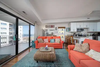 Image de 60 East, rénové bloc condo de l'océan avec des meubles et des appareils flambant neuf pour 2016!