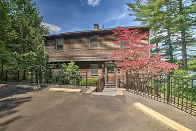 Image de Waterfront New England House sur le lac Wickaboag!