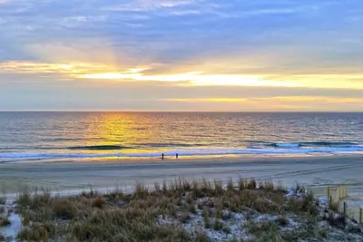 Image de Serene condo de deux chambres, situé dans les quartiers chics Ocean City sur la plage, avec accès à Internet pour démarrer!