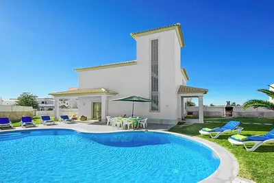 Image de Casa Ferrero - villa spacieuse avec piscine, salle de jeux, WiFi et Ac - près de la plage!