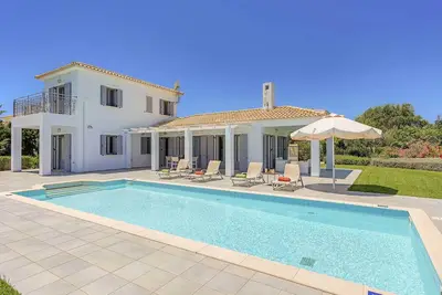 Image de Villa Votsalo - Cette villa comprend une piscine privée, Wi-Fi & A \/ C