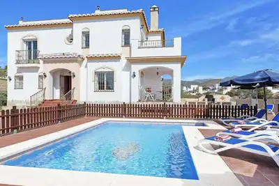 Image de Villa Mango - Cette villa spacieuse comprend une piscine privée, Wi-Fi & A \/ C