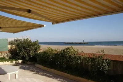 Image de rez de chaussée de villa 1ere ligne bord de plage orientation plein sud