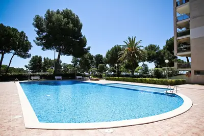 Image de Cala Dorada 1 avec piscine communautaire. Plage Ă 100m.