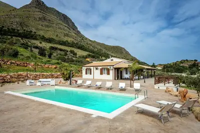 Image de Maison en Sicile avec Piscine et Jardin