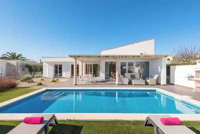 Image de Binirubi - élégante villa très proche de la plage! Piscine, Wi-Fi, A \/ C et ping-pong!