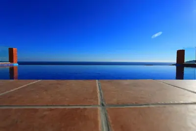 Image de Piscine à débordement, vues incroyables sur la mer, jacuzzi extérieur, cinéma intérieur