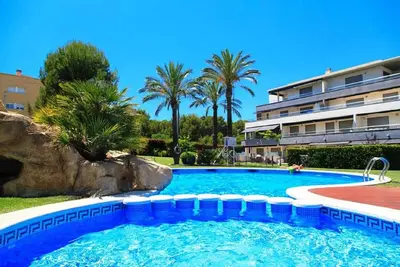 Image de S Tramuntana avec piscine, aire de jeux, tennis