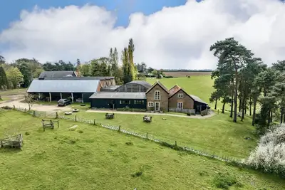 Image de Offrant une vue imprenable et situé dans la campagne tranquille, Lodge Farm est un merveilleux paysage rural