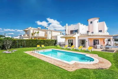 Image de Villa Charlota - grande villa (8 personnes) avec piscine, Wi-Fi, A \/ C - proche des commerces