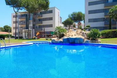 Image de Tramuntana avec piscine, court de tennis, aire de jeux