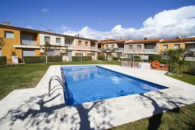 Image de Olivers Maison mitoyenne avec piscine commune, plage à 300m
