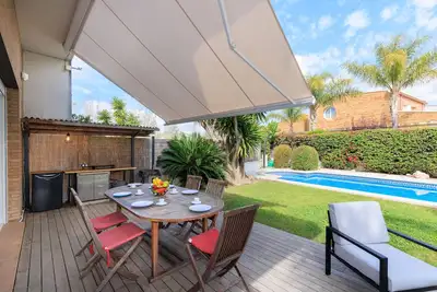Image de Martorell Maison mitoyenne avec piscine privée pour les familles