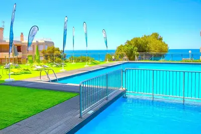 Image de Torrassa avec vue sur la mer, piscine communautaire