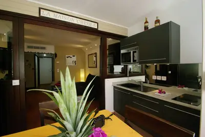 Image de Appartement avec piscine et plage privative, doté d’une chambre indépendante