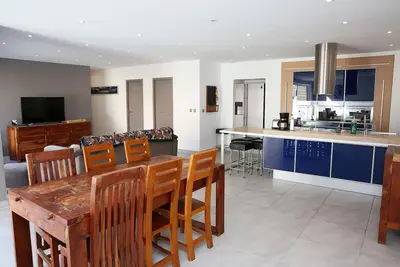 Image de Pasino Appartement lumineux + patio aménagé 35m², Wifi, Parking inclus, 8 pers, N°7