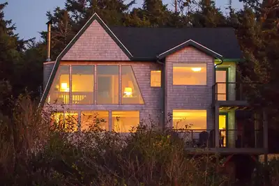 Image de Maison familiale avec bain à remous privé et accès à la plage - Vues sur l'océan et le lac!