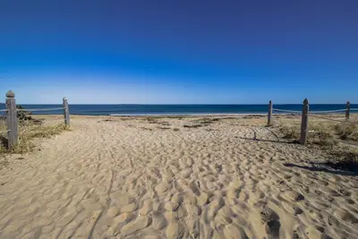 Image de Charmante maison spacieuse en ville - Ă distance de marche de la plage!