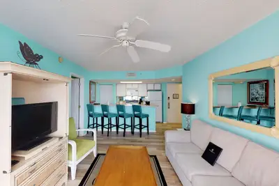 Image de Condo confortable pour les chiens avec piscine partagée, bain à remous, terrasse privée et parking