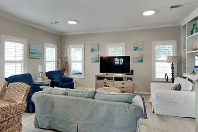 Image de Adorable maison de vacances dans 30a ~ Balcon privé et proche de la plage!