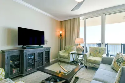 Image de Une escapade moderne de trois chambres en bord de mer sur la côte du Golfe! 🌴