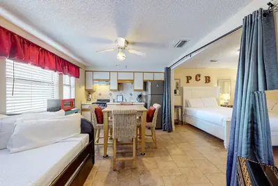 Image de Studio confortable avec piscine commune et quai de bateau sur le Grand Lagoon!
