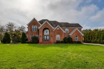 Image de Vaste domaine avec piscine, bain à remous, terrain de basket, wet-bar et plus encore!