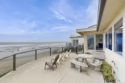 Image de Maison de plage classique au bord de l'eau de Cayucos avec vue sur le pont meublé et sur l'océan!