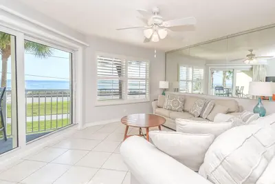 Image de Condo Beachy w / vue sur la plage dans une communauté fermée! 🌴