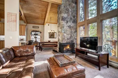 7ème nuit gratuite! Wi-Fi, foyer au bois, balcon privé avec vue sur la rivière et la forêt