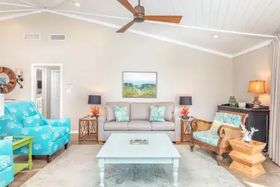 Image de Cottage de plage unique et charmant à seulement 1 pâté de maisons de la plage, voie privée, parfait pour les familles