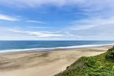 Image de maison en bord de mer impressionnante, offre de belles vues et les chiens!
