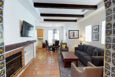 Image de Une villa entièrement rénovée d'une chambre et de deux salles de bains avec spa dans un endroit isolé!