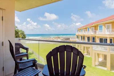 Image de Gulf Front Condo à Pensacola ~ Vues du Golfe w / balcon privé ~ Étapes de la plage!