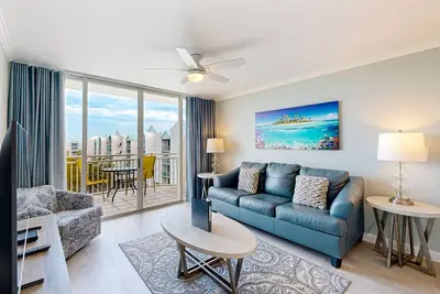 Image de Condo adapté aux chiens avec vue panoramique, piscine et bain à remous communs, balcon et parking