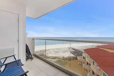 Image de Magnifique vue sur le golfe et la baie ~ Piscine communautaire et balcon privé!