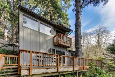 Image de Heavenly ocean / river view home w / deck, environnement serein et piscine commune