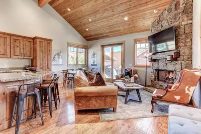 Image de Belle Vrbo Accueil avec bain Ă remous et Ă pied des pistes et Main St! !