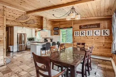 Image de Cabane de montagne classique dans le Colorado, bain à remous, cadre boisé - Gasthaus Breck de SkyRun