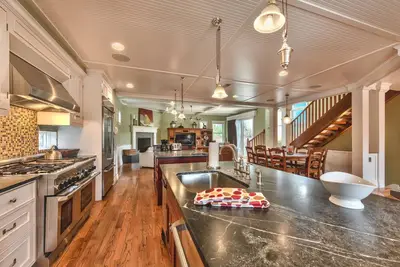 Image de Swanky Old Town Mansion - Walk to Main & Town Lift + Hot Tub, Patio & Ample Parking