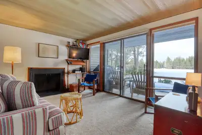 Image de Retro, condo chien-friendly w \/ cheminée et accès Sharc