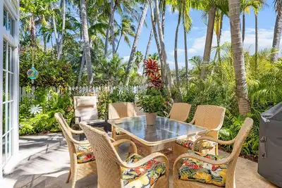 Image de Maison élégante avec patio et piscine partagée - à pied des plages, de la rue Duval et bien plus encore!