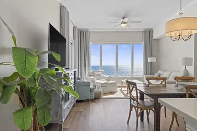 Image de Regency Isle 1106 Penthouse-Beach - Vue de face avec service de plage saisonnier gratuit